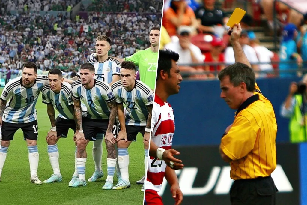 Árbitro mostrando tarjeta roja a un jugador de fútbol en un estadio lleno