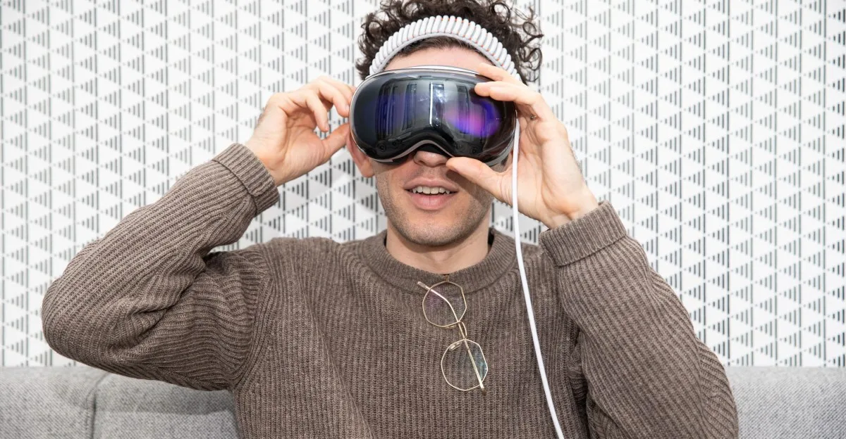 Apple recortó más de 200 puestos en equipos de Vision Pro y Siri
