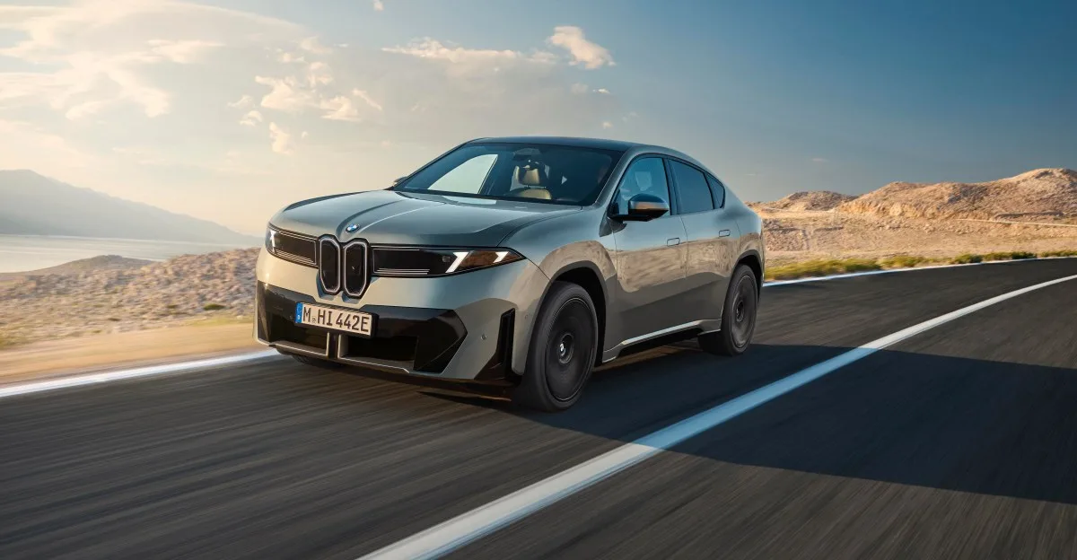 BMW iX4: el SUV eléctrico que llega con 690 km de autonomía para frenar el avance chino