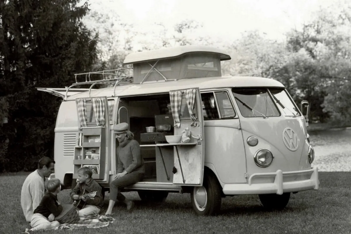 La camper no fue invento de Volkswagen: todo empezó con un cliente que solo quería una cama y un escritorio