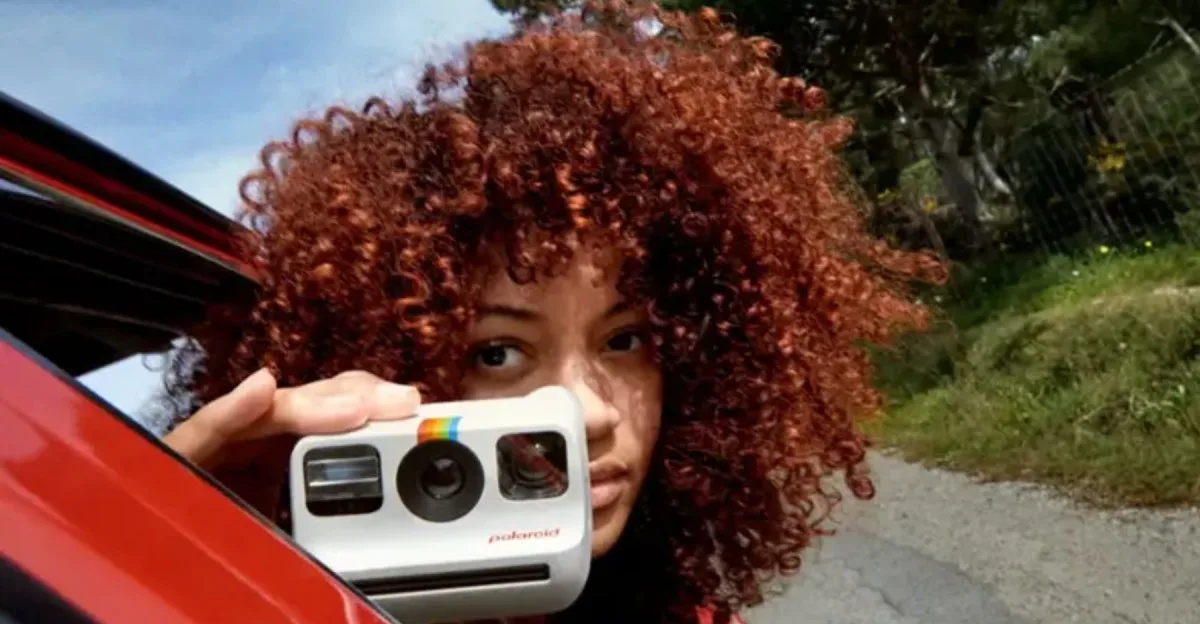 La Polaroid Go 2 sale $72 con un pack de film gratis y es ideal para llevar en el bolsillo