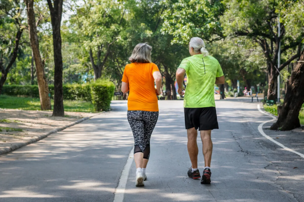 No es solo cuánto caminás, es a qué ritmo: la velocidad al caminar como biomarcador de longevidad