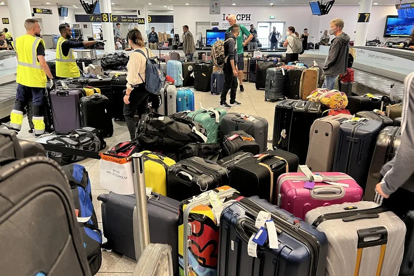 Por qué atar cintas o lazos a tu maleta es una pésima idea según los empleados de aeropuerto