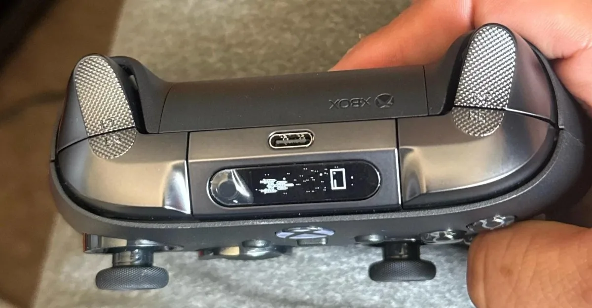 Se filtró el prototipo del Xbox Elite Series 3 con pantalla integrada