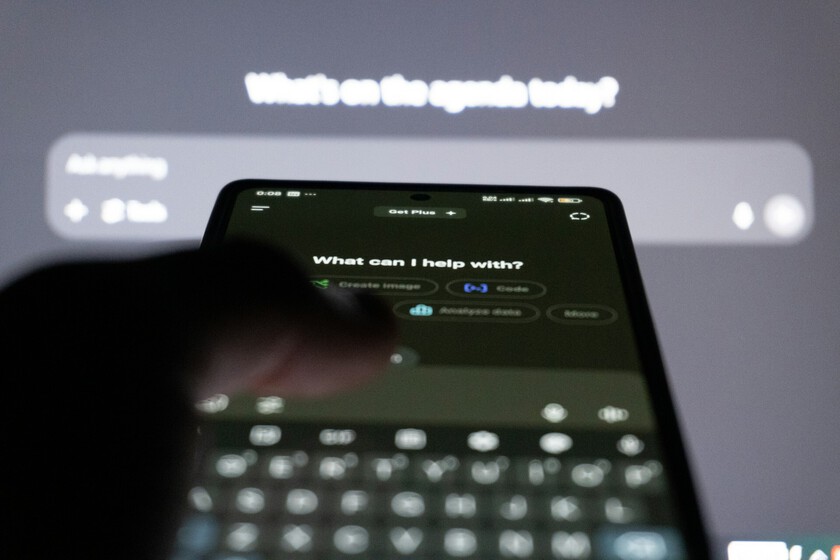 Los chatbots halagan más que las personas y eso cambia el consejo personal