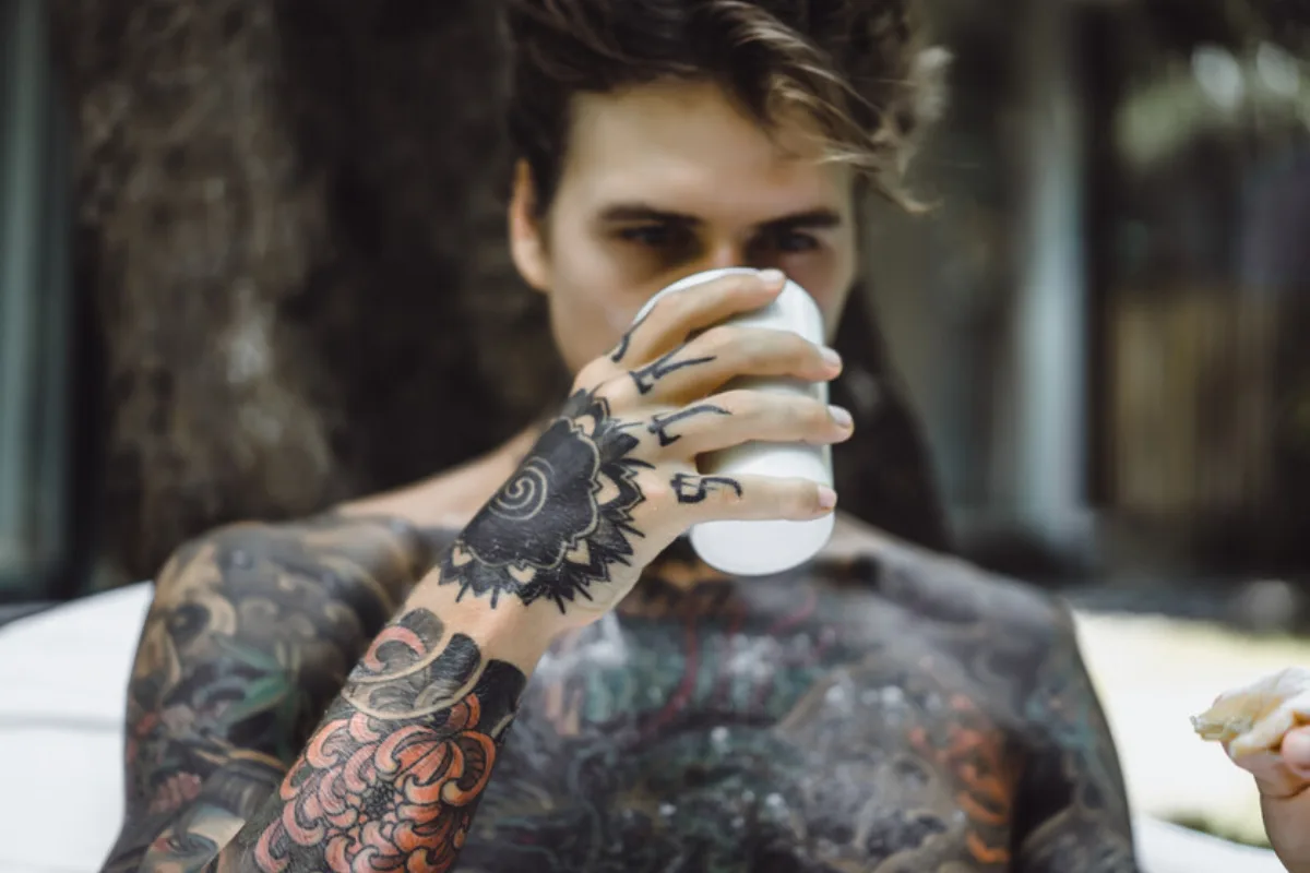 Tatuajes invisibles que se activan con luz UV: así funciona PhotoTat